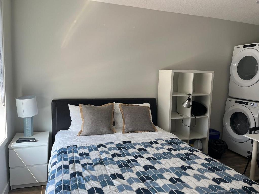 Mountain View Studio In Town Канмор Екстериор снимка